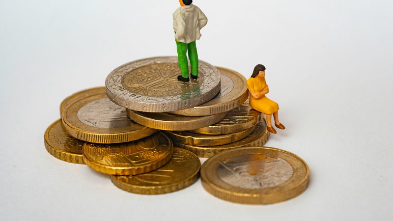 Pieni ja iso hahmo kolikkopinolla - vakuudeton laina ilman omaisuutta